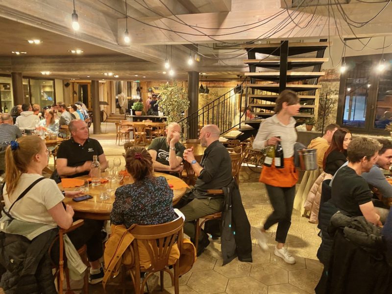 Dining in Les3Vallees. Image © PlanetSKI